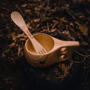 Taza de madera con cubierto 2 en 1